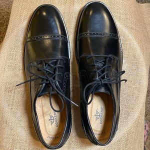 NWOT. Men’s Dockers flyweight dress shoes.